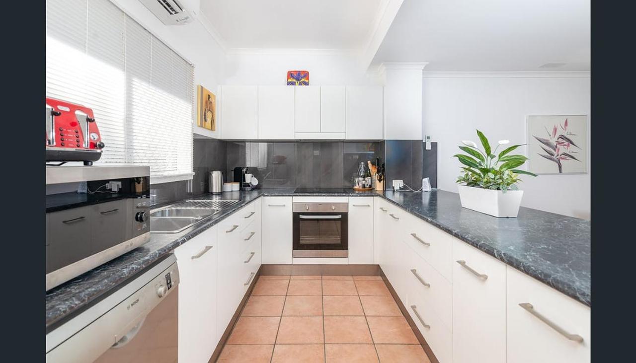 Modern 2 Bedroom Townhouse - Four Mile Beach Escapes Port Douglas Exterior photo